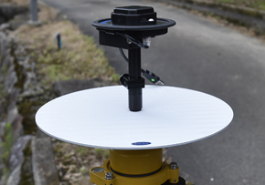 対空標識 レーザ反射板 SR-300+ に、GNSS受信機を装着