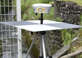 厳密対空標識 ST-600+ に、GNSS受信機を装着